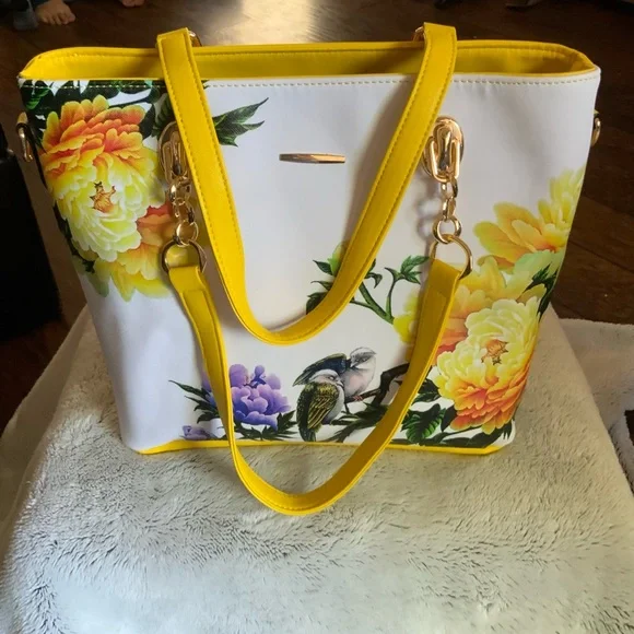 Floral Yellow and White Tote Bag - Picture 1 of 3